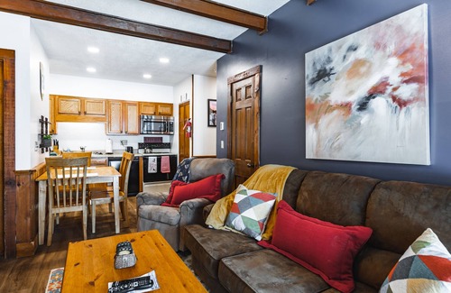 Snowshoe Condo | Ski In/Ski Out, King Bed, Pet Friendly, Fireplace & walking distance to village
