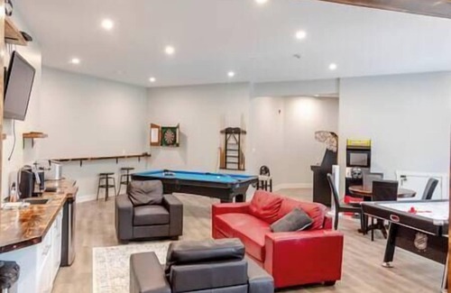 East Kootenay House | Ski in Ski Out with Huge Game Room and Hot Tub