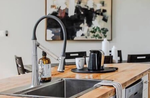 East Kootenay House | Ski in Ski Out with Huge Game Room and Hot Tub