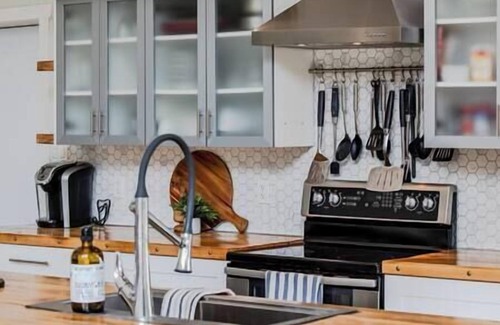 East Kootenay House | Ski in Ski Out with Huge Game Room and Hot Tub