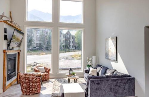 East Kootenay House | Ski in Ski Out with Huge Game Room and Hot Tub