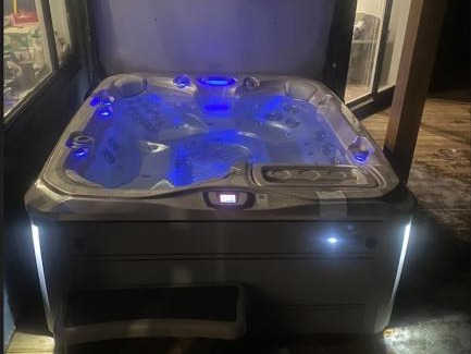 East Kootenay House | Ski in Ski Out with Huge Game Room and Hot Tub