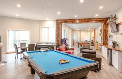 East Kootenay House | Ski in Ski Out with Huge Game Room and Hot Tub