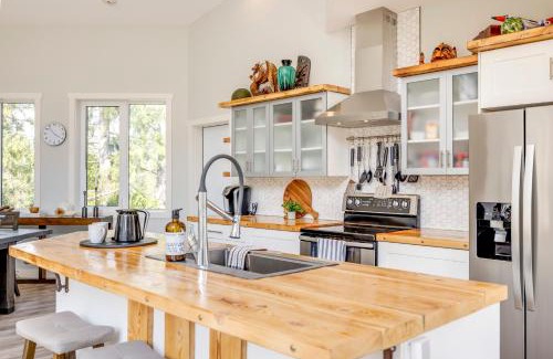 East Kootenay House | Ski in Ski Out with Huge Game Room and Hot Tub