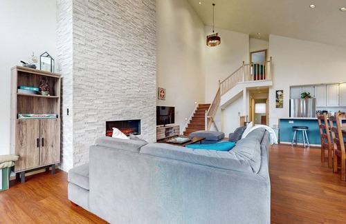 Snoqualmie Pass House | Ski view dog-friendly house with dedicated workspace, Wifi, deck and gas grill