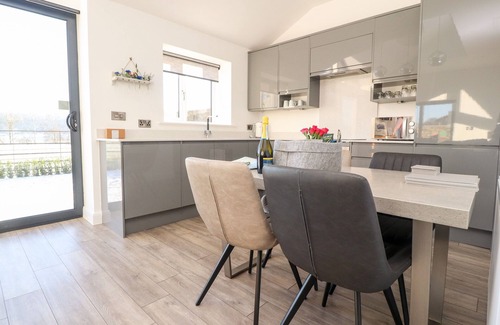 Bolton by Bowland Cottage | SKIRDEN VIEW, pet friendly, with hot tub in Chatburn