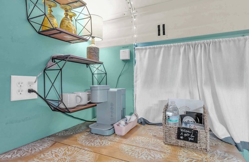 Greenville House | Skoolie on the River, Close to DT, Private Space