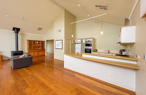 Dalyellup House | Sky Blue Retreat Serene Family Getaway