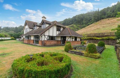 Rotorua Villa | skyline mountain view Lodge up to 16 people