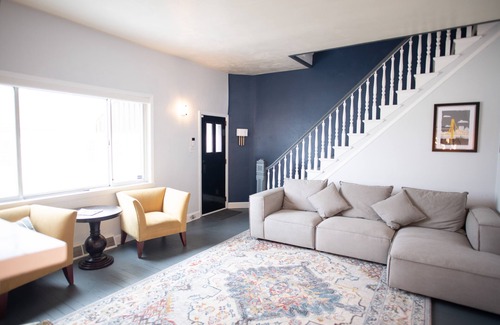 South Side Slopes House | Skyline Views & Adventure ★ Dogs 👍 ★ Professionally Cleaned ★ Close to all!
