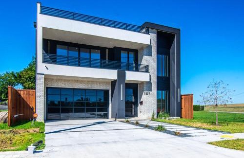 West Dallas House | SkyLuxe Five Modern 5BR Home with Dallas Skyline Rooftop Views