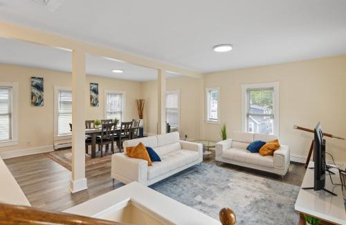 High Street Hill Apartment | Skyrise Two Stories - Centrally Located