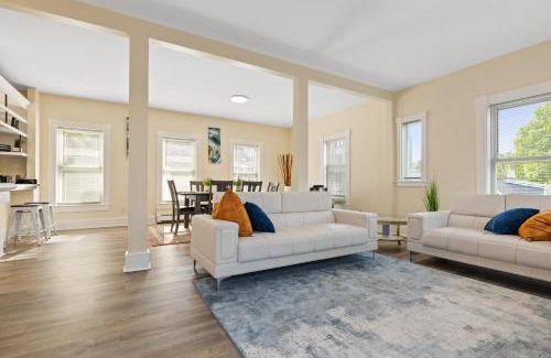 High Street Hill Apartment | Skyrise Two Stories - Centrally Located