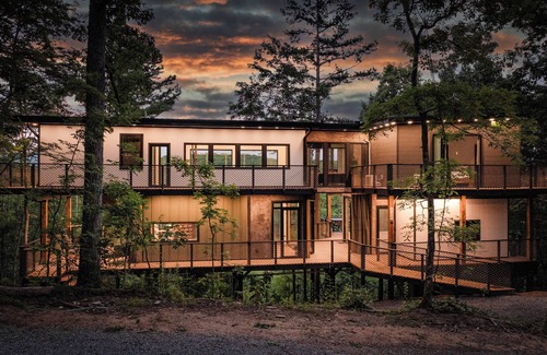 Sevierville House | Skyview Treehouse- luxury treehouse with breathtaking views