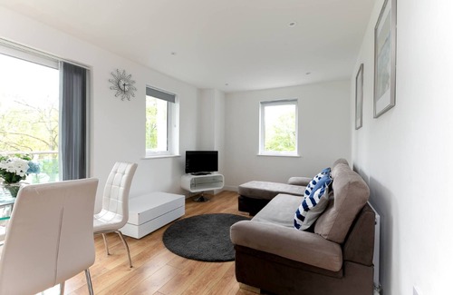 Grange Apartment | Skyvillion 1bed Enfield Flat W balcony & parking