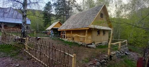 Krna Other | Slameniačik- domček zo slamy