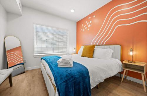 People's Freeway House | SLC Townhome King BD 2 Car Garage