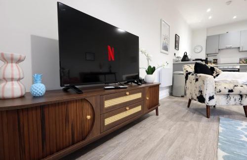 Taunton Apartment | Sleek 1-Bed Apartment in Taunton Core