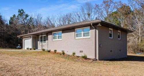 Stockbridge House | Sleek 3 BR home with self check in Private!