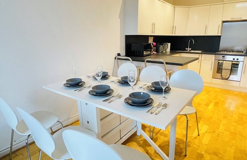 North Glasgow Apartment | Sleek and Modern 2-Bedroom Sunny Views, close to Subway