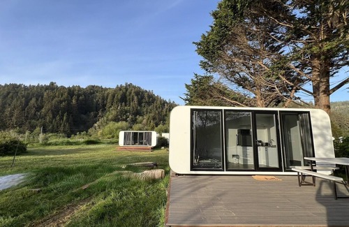 Klamath Cabin | Sleek and Modern Glamping Pod in Klamath, Perfect for a Getaway near the Pacific Ocean
