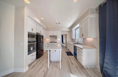 Tracy House | “Sleek and Spacious Getaway” with AC, WiFi, and more. Minimal stay one month.