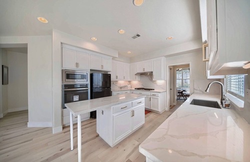 Tracy House | “Sleek and Spacious Getaway” with AC, WiFi, and more. Minimal stay one month.