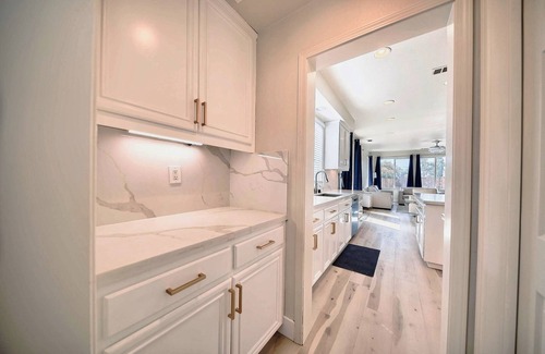 Tracy House | “Sleek and Spacious Getaway” with AC, WiFi, and more. Minimal stay one month.