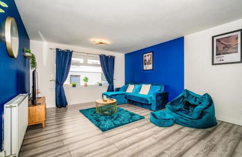 Greenock Apartment | Sleek and Stylish 3 Bed in Greenock - Sleeps 8