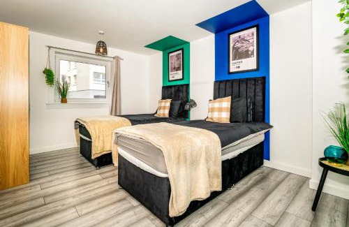 Greenock Apartment | Sleek and Stylish 3 Bed in Greenock - Sleeps 8