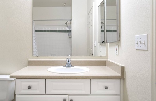 Central District Apartment | Sleek Fremont 2BR w/ W/D, Pool, Gym, Parking, walk to BART, by Blueground