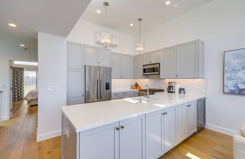 Hollywood House | Sleek Oxnard Townhouse w/Balconies: Walk to Beach