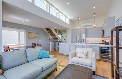 Hollywood House | Sleek Oxnard Townhouse w/Balconies: Walk to Beach