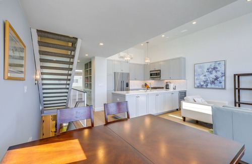 Hollywood House | Sleek Oxnard Townhouse w/Balconies: Walk to Beach
