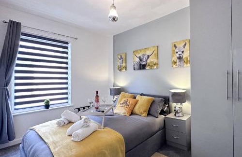 Pentre Apartment | Sleek Skyward Serenity 2bed W Pool Table - Ystrad