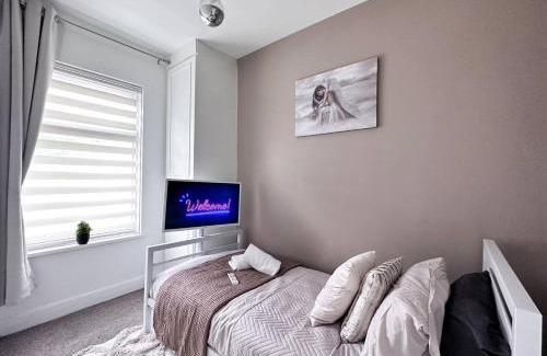 Pentre Apartment | Sleek Skyward Serenity 2bed W Pool Table - Ystrad