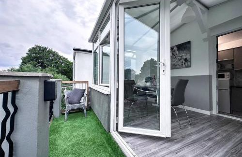 Pentre Apartment | Sleek Skyward Serenity 2bed W Pool Table - Ystrad