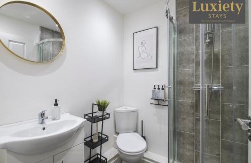 Southend-on-Sea Apartment | Sleek & Stylish 1BR City Centre - Near High St & Southend Beach by Luxiety Stays