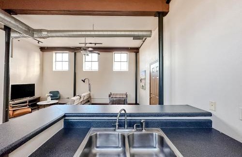 Springfield Apartment | Sleepover 2BD 1BA Condos Downtown Springfield