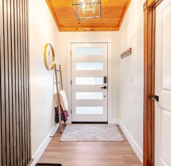 Crestline House | Sleeps 10 Cozy Modern Cabin- 5 minutes to lake, fishing, & hiking