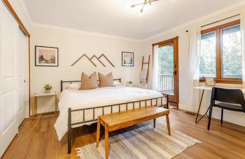 Crestline House | Sleeps 10 Cozy Modern Cabin- 5 minutes to lake, fishing, & hiking