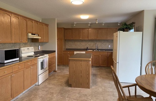 Division No. 3 House | Sleeps 26- 5 mins from Waterton Entrance WCV -A&C