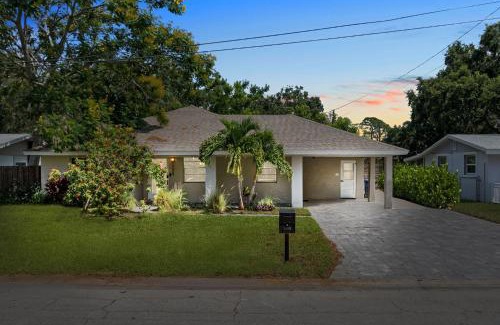 South Sarasota House | Sleeps 6 Private Pool Fire Pit Game House