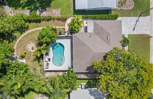South Sarasota House | Sleeps 6 Private Pool Fire Pit Game House
