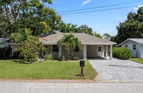 South Sarasota House | Sleeps 6 Private Pool Fire Pit Game House