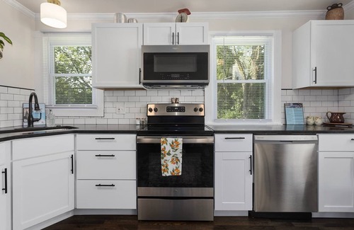 Lee's Summit House | Sleeps 8 KingBeds Walkable to Downtown Lees Summit