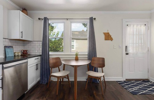 Lee's Summit House | Sleeps 8 KingBeds Walkable to Downtown Lees Summit