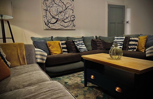 South Shore House | Sleeps10-parking-garden-hottub-petfriendly