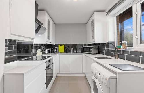 Poplar Apartment | Sleeps6 | 2Bedflat in Canary Wharf - Free Parking Available| SquidGame Theme