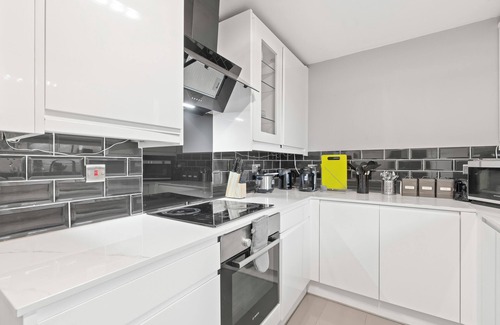 Poplar Apartment | Sleeps6 | 2Bedflat in Canary Wharf - Free Parking Available| SquidGame Theme
